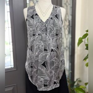 A Pea In The Pod Maternity Black & White Leaf Print Silky Sleeveless Blouse | Sm